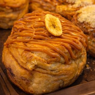 Drożdżówka banan - słony karmel