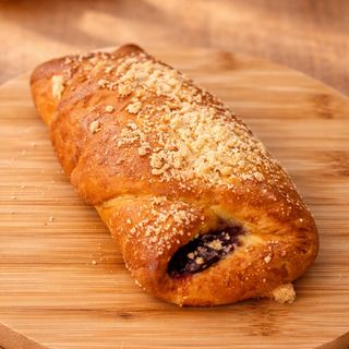 Drożdżówka ze śliwkami i cynamonem