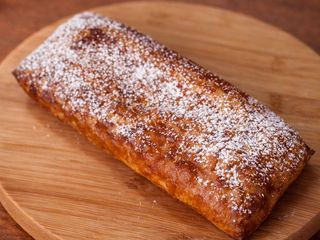 Bułka w cieście francuskim z wiśnią i orzechowo - czekoladowym nadzieniem. 