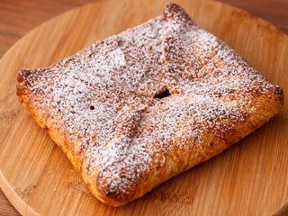 Bułka w cieście francuskim z bananem i orzechowo czekoladowym nadzieniem 