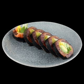 Futomaki sashimi z łososiem i tuńczykiem