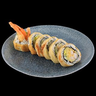 Uramaki sześć krewetek w tempurze zawinięte w omlet