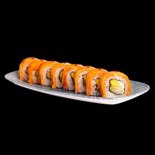 Uramaki z krewetkami w tempurze i opalanym łososiem spicy mango