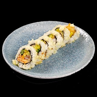 Chrupiące uramaki z karmazynem w tempurze
