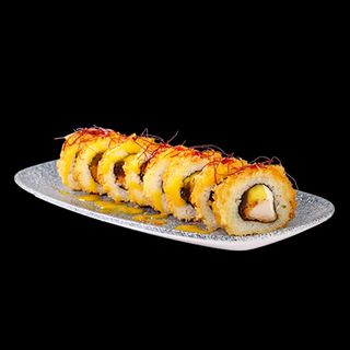 Chrupiące uramaki z kurczakiem i mango