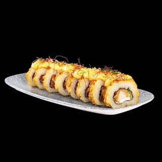 Chrupiące uramaki z kurczakiem i opalanym cheddarem