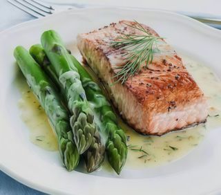 Grillowany filet z łososia na sosie koperkowym
