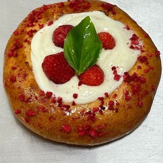 Drożdżówka z malinami i kremem patissiere