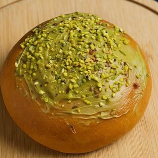 Drożdżówka z nadzieniem pistacjowym