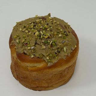 Drożdżówka z nadzieniem pistacjowym