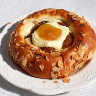 Drożdżówka z morelą i kremowym serkiem
