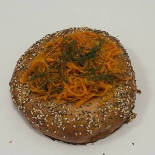 Drożdżówka z parówką i marchewką po koreański