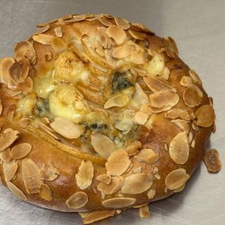 Drożdżówka z serem gorgonzola i gruszką