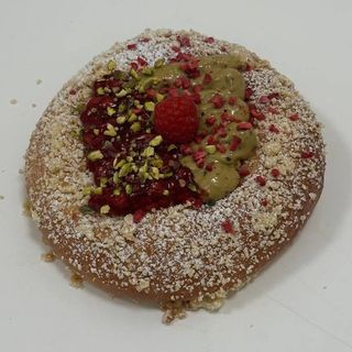 Drożdżówka z kremem pistacjowym i malinami