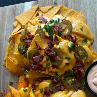Loaded nachos serowe