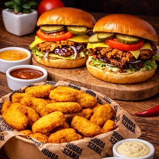 Nuggets Box 20sztuk + 2x Chickenburger Small + 2 sosy