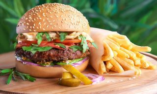 Amerykański Burger z frytkami