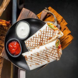 Duża Tortilla mięso kraftowe wołowina z surówkami
