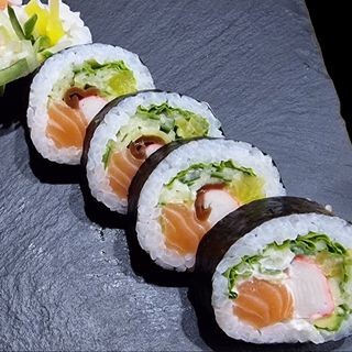 Salmon Negi Futo Maki