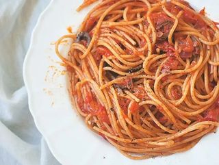 MAKARON W SOSIE POMIDOROWYM