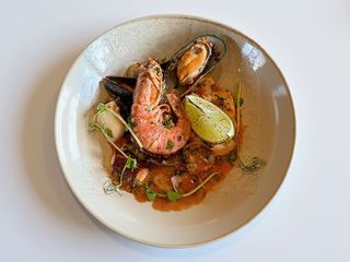 TALERZ OWOCÓW MORZA W SOSIE ŚMIETANOWYM