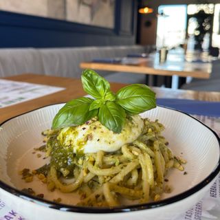 Makaron spaghetti z buratą w pesto pistacjowo - bazyliowym