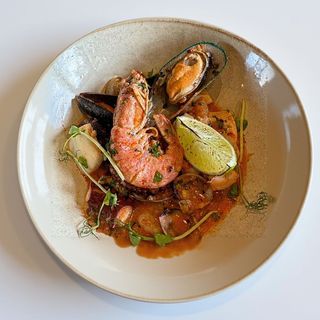 TALERZ OWOCÓW MORZA W SOSIE WINNYM