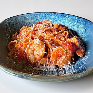 MAKARON TAGLIATELLE Z KREWETKAMI W SOSIE WINNYM