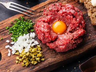tatar wołowy z dodatkami (120g)