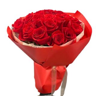 Bukiet czerwonych róż udekorowany papierem