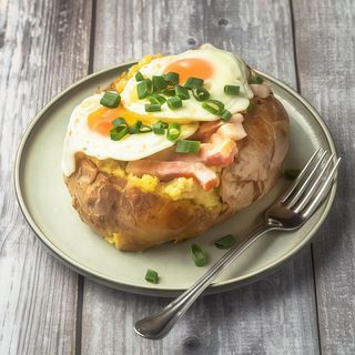 Kumpir jajko sadzone na boczku mały