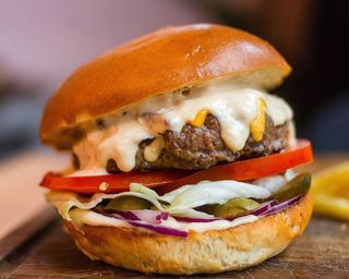 Sticky Classic Burger z frytkami