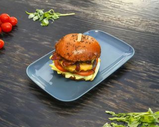 Sticky Chicken Burger z frytkami