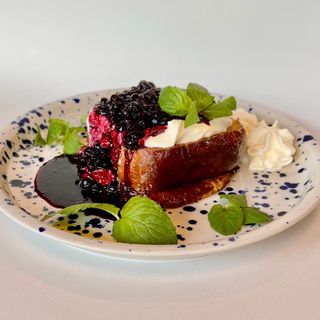 TOST FRANCUSKI Z LEŚNYMI JAGODAMI