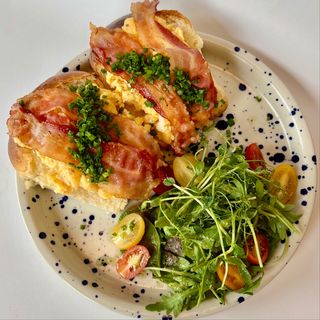 JAJECZNICA Z BEKONEM