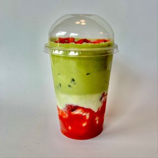 TRUSKAWKOWO LAWENDOWE ICED MATCHA LATTE