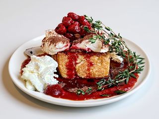 TOST FRANCUSKI TIRAMISU Z SOSEM MALINOWYM