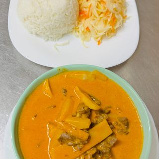 Wołowina z czerwonym curry i ananasem