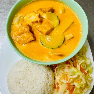 W sosie curry zielonym