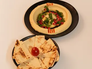 Talerz hummusu