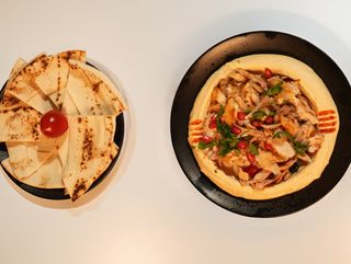 Talerz hummusu z kebabem