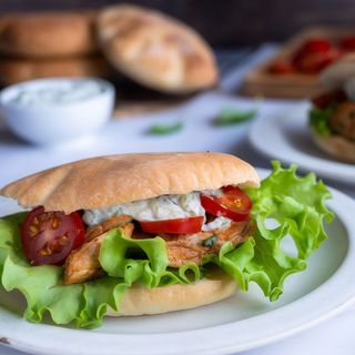 Bułka własnego wypieku z kurczakiem