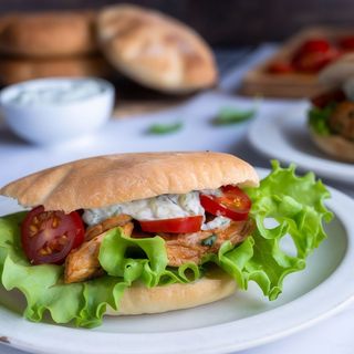 Bułka własnego wypieku z pieczarkami