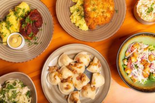 Kotlet schabowy z pieczarkami, serem, ziemniakami surówką