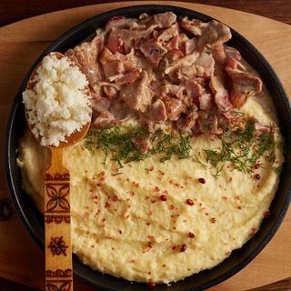 Banosz z bryndzą i skwarkami 