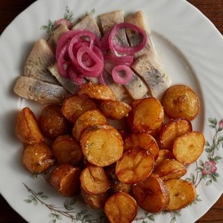 Przystawka wiejska ze śledzia i ziemniaków