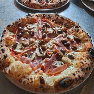 Pizza Prosciutto Funghi