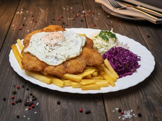 Sznycel wieprzowy z jajkiem i frytkami 
