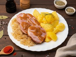 GOLONKA peklowana z zasmażaną kapustą