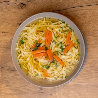 Rosół ze swojskim makaronem